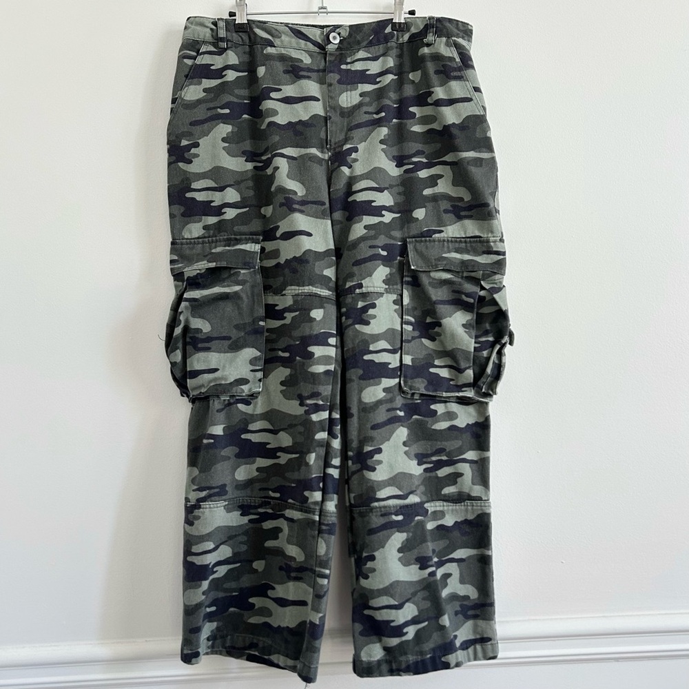 High-Rise Wide-Leg Cargo Jeans in Green Camo - Picture 2 of 14